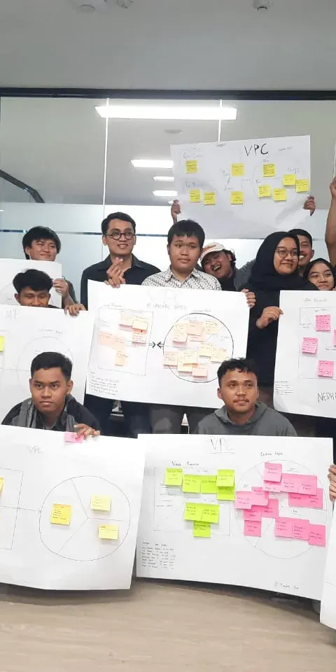 DOSEN UDINUS BERIKAN MATERI ENTREPRENEUR KEPADA MAHASISWA TUMBUHKAN JIWA KEWIRAUSAHAAN
