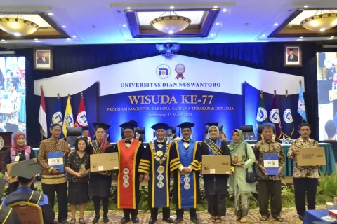 WISUDA KE 77, 917 LULUSAN UDINUS SIAP BERKONTRIBUSI UNTUK BANGSA