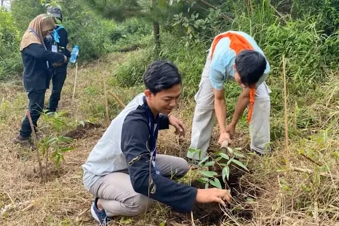 UKM ALDAKAWANASETA UDINUS IKUT LESTARIKAN ALAM LERENG GUNUNG UNGARAN