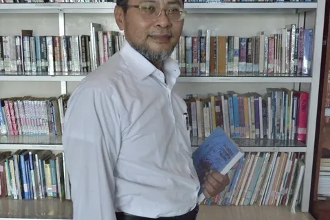 SUKSES RAIH GELAR DOKTOR, RIFQI DOSEN UDINUS: INGIN DORONG MAHASISWA AGAR BERANI CIPTAKAN KARYA-KARYA SASTRA!