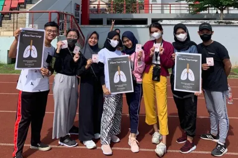 MAHASISWA UDINUS AJAK MASYARAKAT KOTA SEMARANG LINDUNGI KESEHATAN PARU-PARU