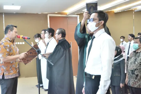 FKES UDINUS LANTIK DAN AMBIL SUMPAH CALON WISUDAWAN D-3 RMIK