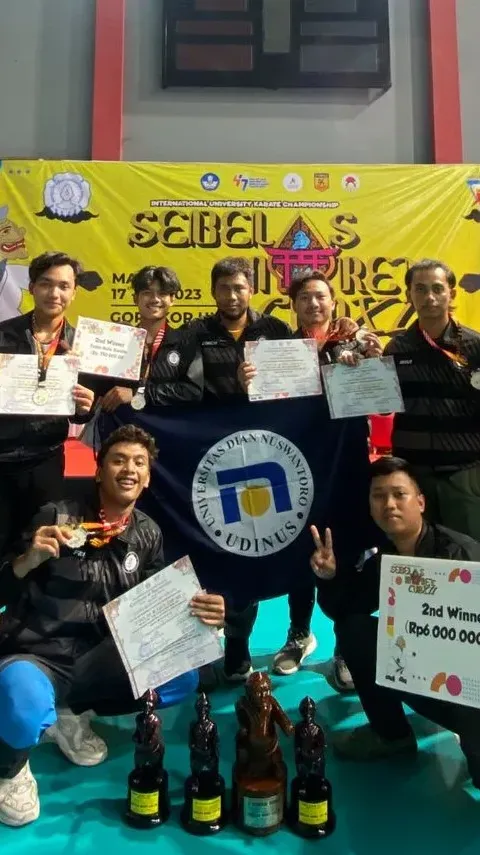 RAIH PRESTASI BARU, UKM KARATE UDINUS BORONG 4 MEDALI PADA AJANG INTERNASIONAL