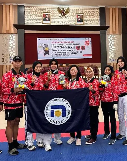 TIGA MAHASISWI UDINUS SUMBANGKAN MEDALI EMAS CABANG TAEKWONDO DI POMNAS XVII