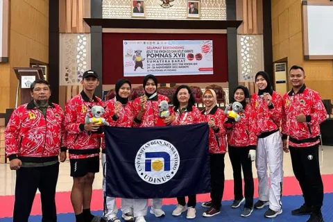 TIGA MAHASISWI UDINUS SUMBANGKAN MEDALI EMAS CABANG TAEKWONDO DI POMNAS XVII