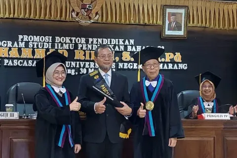 TERUS TINGKATKAN KUALITAS PENGAJAR, DOSEN FIB UDINUS RAIH GELAR DOKTOR ILMU PENDIDIKAN BAHASA INGGRIS