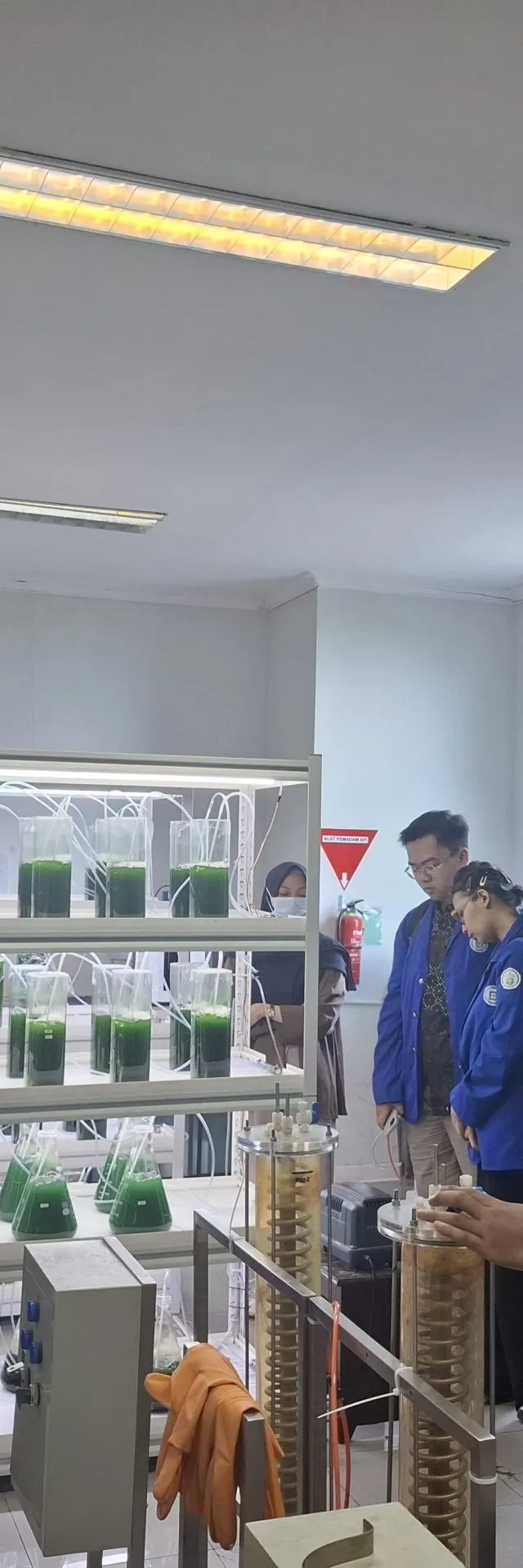 Mahasiswa Kesehatan Lingkungan Udinus Pahami Pengelolaan Laboratorium Terakreditasi KAN Saat Kunjungan Lapangan