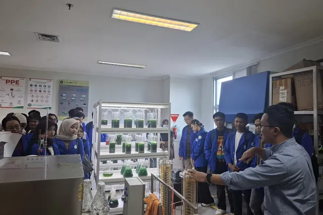 Mahasiswa Kesehatan Lingkungan Udinus Pahami Pengelolaan Laboratorium Terakreditasi KAN Saat Kunjungan Lapangan