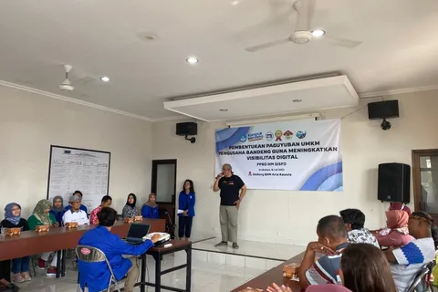 TINGKATKAN VISIBILITAS DIGITAL DAN PEREKONOMIAN UMKM IKAN BANDENG DI KROBOKAN, HM SISFO UDINUS BENTUK PAGUYUBAN