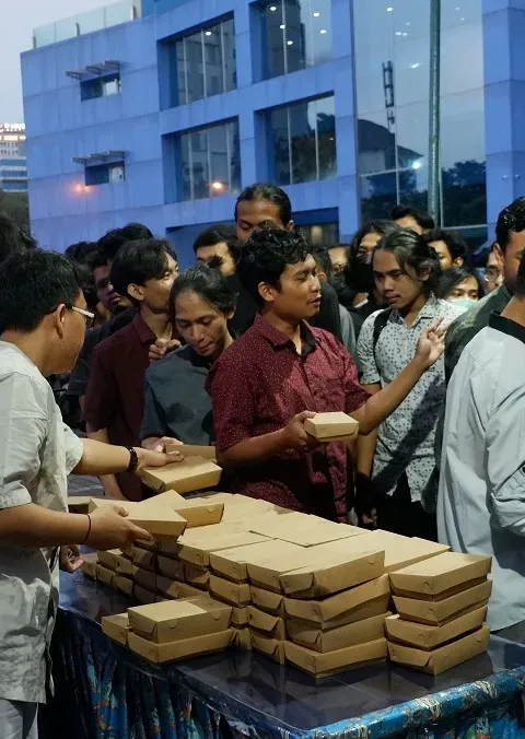 SELAMA BULAN PUASA, UDINUS SEDIAKAN LEBIH DARI 2.000 TAKJIL SETIAP HARI