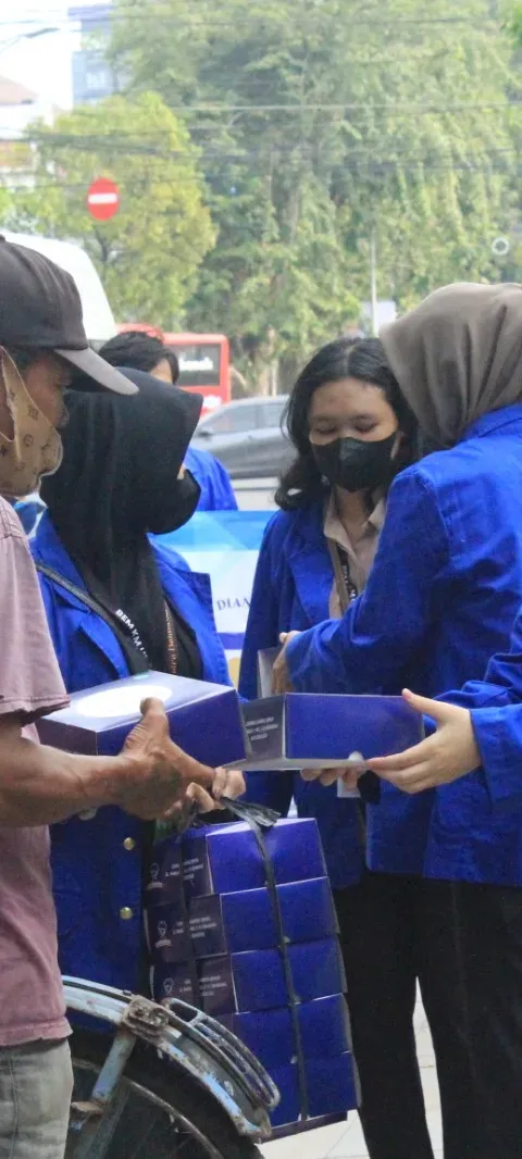 BULAN SUCI RAMADAN, AKTIVIS UDINUS BAGIKAN TAKJIL KEPADA PENGENDARA DI KOTA SEMARANG