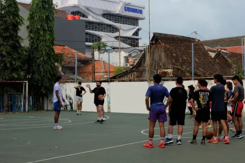 UKM BASKET UDINUS LAKUKAN COACHING CLINIC BERSAMA INDONESIA PATRIOTS