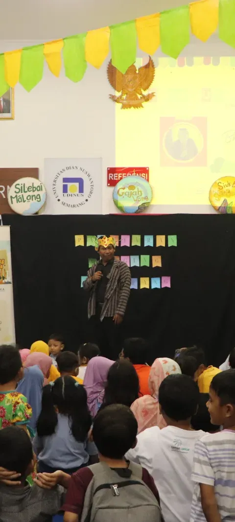 TANAMKAN PESAN KE GENERASI MUDA, UDINUS DAN RUMAH DONGENG MENTARI CERITAKAN DONGENG KEPADA SISWA TK HINGGA SD