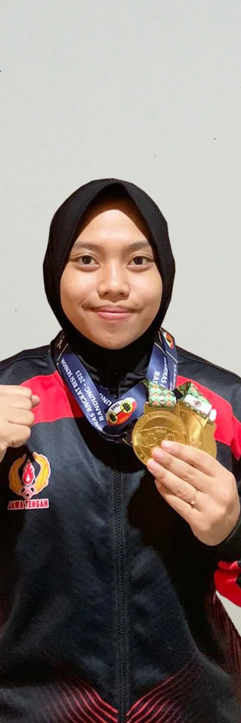 MAHASISWA FEB UDINUS, NAFIS BERHASIL: SABET TIGA MEDALI EMAS DI KEJURNAS ANGKAT BESI 2023
