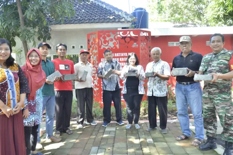 PERINDAH HUTAN KOTA KROBOKAN DI SEMARANG BARAT,  UDINUS BERIKAN PAVING BLOCK BERBAHAN CAMPURAN LIMBAH PLASTIK