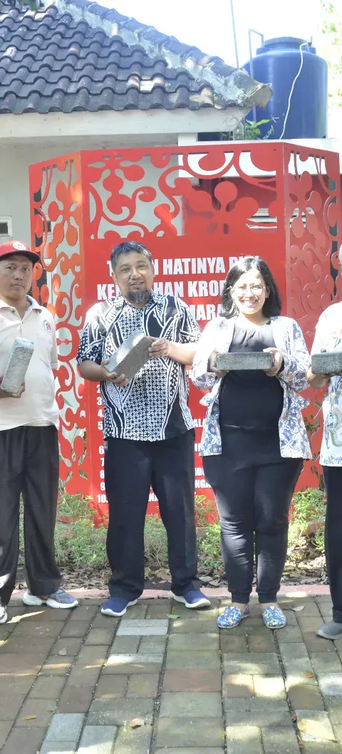 PERINDAH HUTAN KOTA KROBOKAN DI SEMARANG BARAT,  UDINUS BERIKAN PAVING BLOCK BERBAHAN CAMPURAN LIMBAH PLASTIK