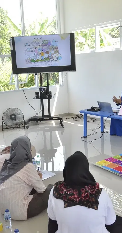 TIM PKM UDINUS BERIKAN PELATIHAN CT DENGAN KONSEP UPA PADA GURU GAUSSIAN KAMIL SCHOOL