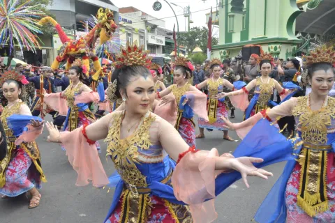 TIGA TARIAN DARI MAHASISWA UDINUS, SAMBUT ARAK-ARAKAN WALIKOTA SEMARANG DI TRADISI DUGDERAN