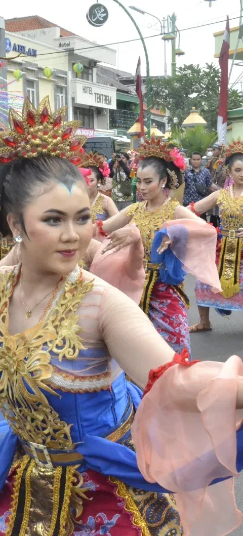 TIGA TARIAN DARI MAHASISWA UDINUS, SAMBUT ARAK-ARAKAN WALIKOTA SEMARANG DI TRADISI DUGDERAN