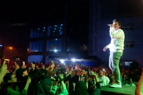 LEWAT LAGU OJO DIBANDINGKE, DENNY CAK-NAN ‘GOYANG’ UDINUS!