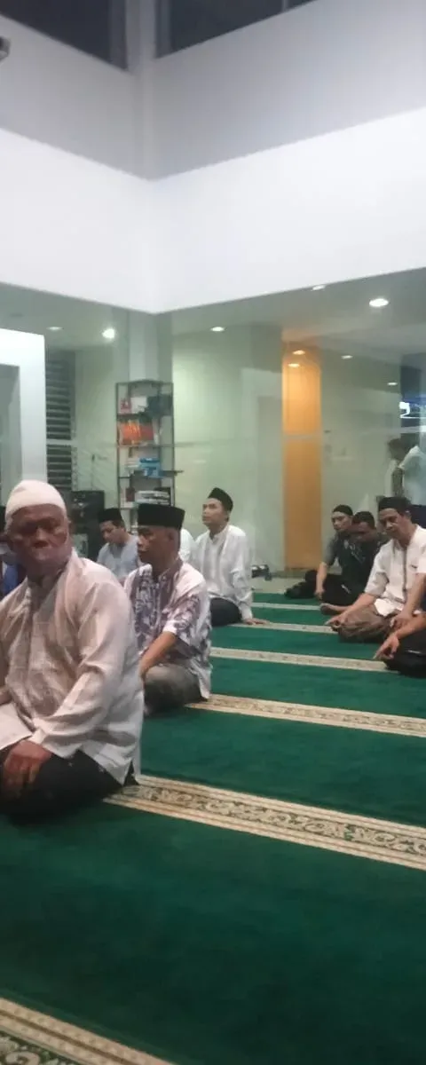 PERBANYAK PAHALA DAN KEBAIKAN, SIVITAS AKADEMIKA UDINUS I’TIKAF HINGGA SAHUR BERSAMA DI KAMPUS