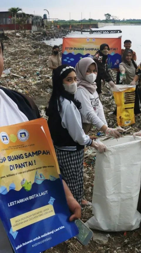 PRIHATIN KONDISI PESISIR PANTAI MARINA, MAHASISWA UDINUS GOTONG ROYONG BERSIHKAN SAMPAH YANG MENUMPUK