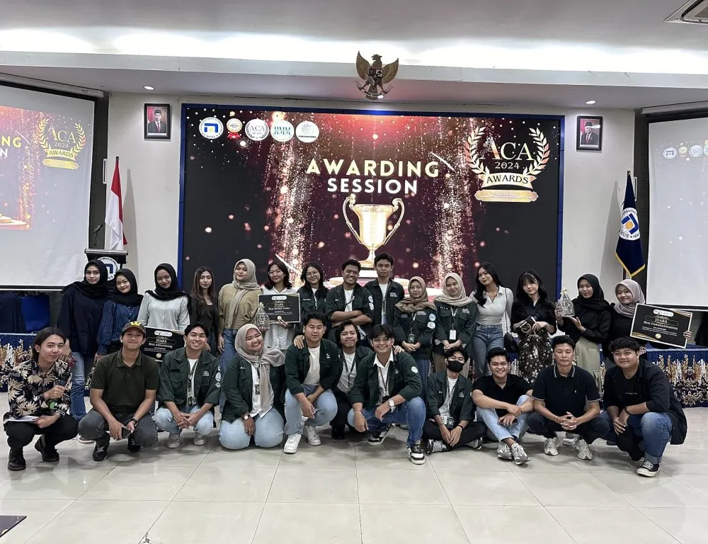FOTO BERSAMA: Seluruh juri dan peserta mahasiswa Manajemen Pemasaran berfoto usai mengikuti penganugerahan ACA Awards