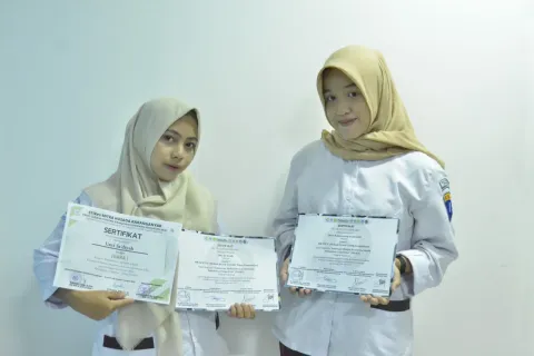 BERJUANG TANPA LELAH, DUA MAHASISWI D-3 RMIK UDINUS BERHASIL RAIH PRESTASI DI TINGKAT NASIONAL