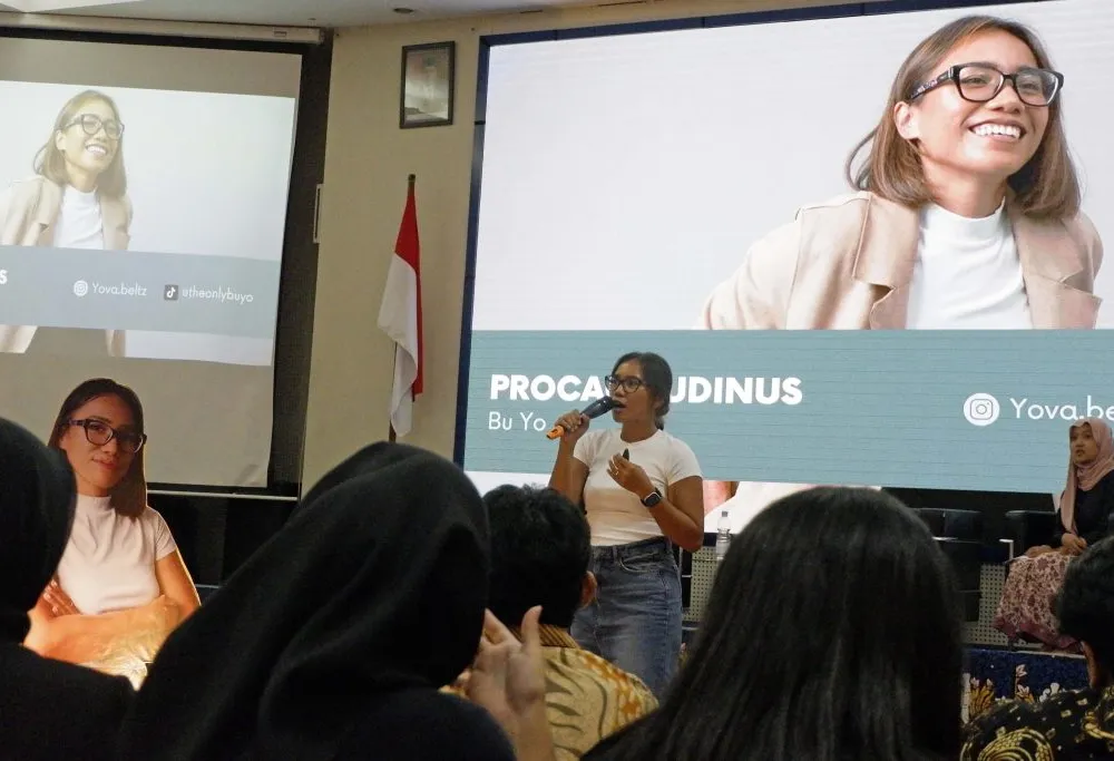 Bu Yo Saat Memberikan Materi Etika Profesional di Procage 2023