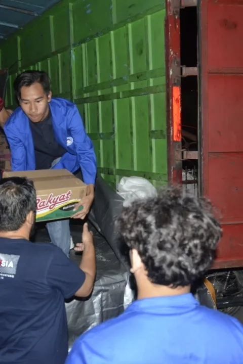 Udinus Kirim Bantuan ke Posko Demak, Rektor Udinus: Semoga Banjir Segera Usai dan Masyarakat Kembali Beraktivitas Normal!