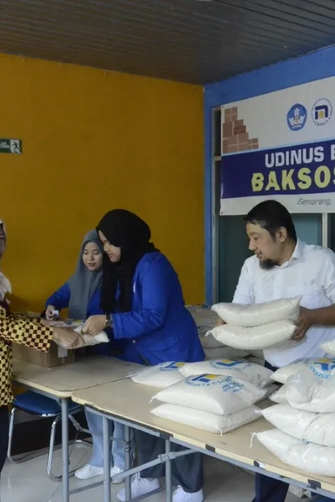 Jelang Idulfitri, 1000 Ton Beras Dibagikan Udinus Untuk Warga Kota Semarang