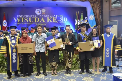 Optimalkan Masa Kuliah, Dua Wisudawan Raih IPK Sempurna di Wisuda Ke-80 Universitas Dian Nuswantoro