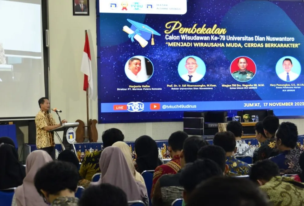 Wakil Rektor I Saat Memberikan Sambutan Kepada Calon Wisudawan ke-79 Udinus