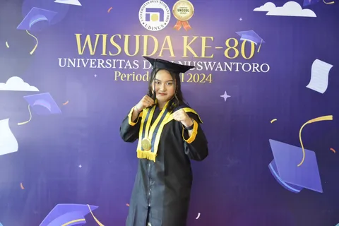 Wisudawati Universitas Dian Nuswantoro Mampu Lulus 3,5 Tahun Sekaligus Berprestasi di Kancah Internasional