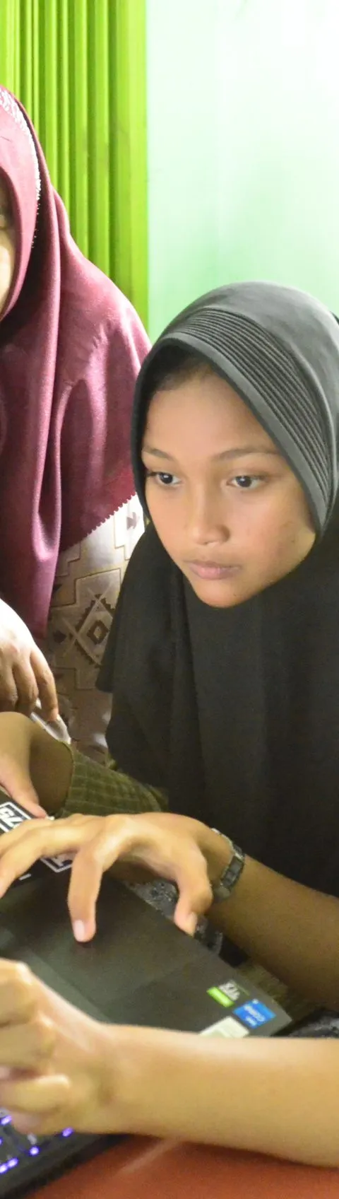 TINGKATKAN KESEJAHTERAAN DI DESA LORAM WETAN, DPM FIK UDINUS AJARKAN ENAM POJOK LITERASI KE MASYARAKAT