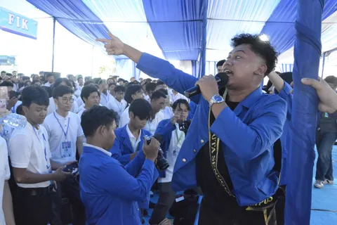Danang Giri Sadewa “Senggol” Ribuan Mahasiswa Baru Udinus, Dapatkan Julukan Duta Senggol Kampus!