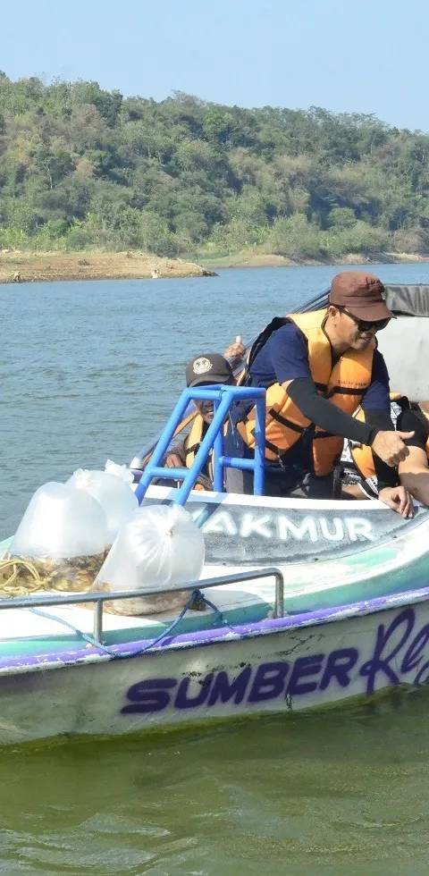 MABA UDINUS SEBARKAN 20.000 BENIH IKAN NILA DI WADUK JATIBARANG, SEBAGAI RASA PEDULI TERHADAP LINGKUNGAN