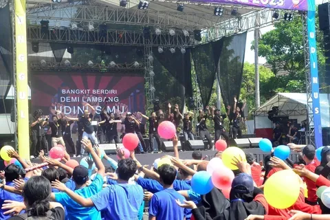PENTAS SENI DAN YEL-YEL TUTUP KEMERIAHAN DINUS INSIDE 2023 UNTUK FIK UDINUS