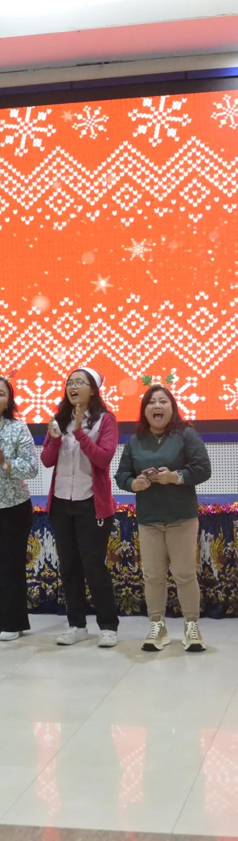 Sukacita Natal Bergema di Udinus, Mahasiswa dan Dosen Kristiani Maknai Arti ‘Perfect Gift’