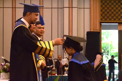 Rayakan Momen HUT RI, Wisudawan ke-81 Udinus Kibarkan Bendera Merah Putih