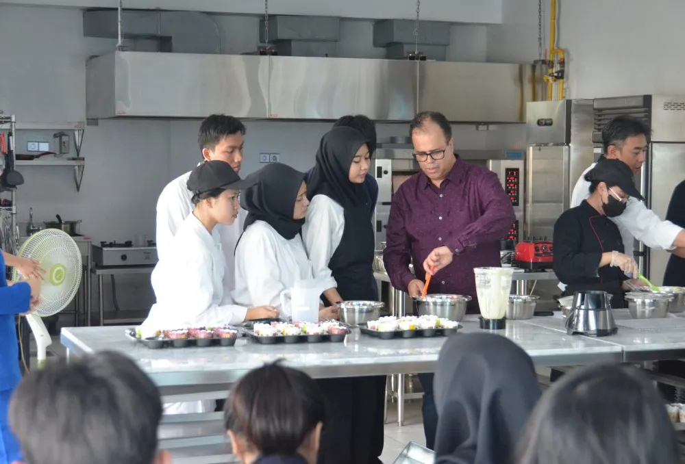 Chef Eropa memberikan pelatihan di FIB Udinus