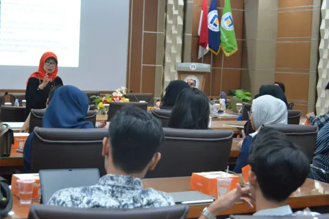 Hadirkan dr. Mariatul Fadilah, Puluhan Mahasiswa FK Udinus Dapat Ilmu Tentang Komunikasi Kedokteran