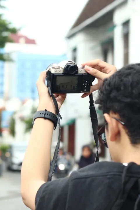 Dinus Photo Walk Ajak Pelajar Cintai Keindahan Kota Semarang Lewat Karya Foto dan Desain