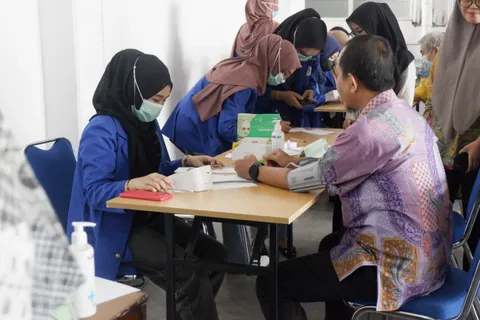 PEDULI KESEHATAN MASYARAKAT SEKITAR, FKES BERKOLABORASI DENGAN POLIKLINIK UDINUS SELENGGARAKAN POSBINDU