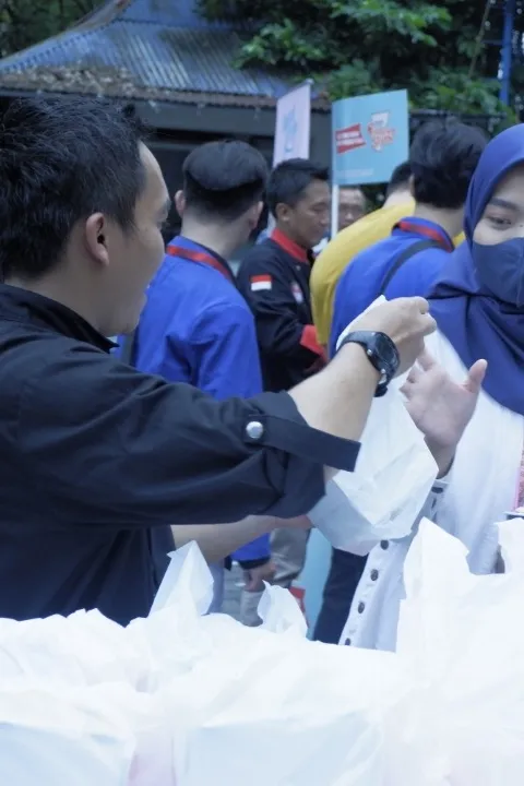 Ratusan Takjil Dibagikan, Kolaborasi antara FIB Udinus dengan ICA Jateng