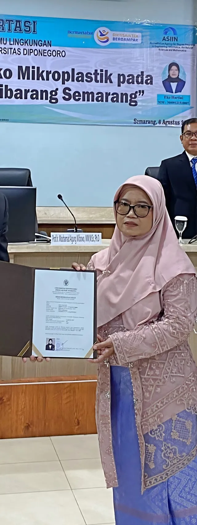 Dosen FKes Udinus Eko Hartini Raih Gelar Doktor, Teliti Risiko Pencemaran Mikroplastik