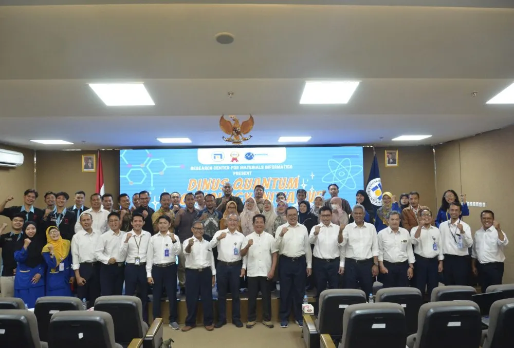 FOTO BERSAMA, Dosen dan Mahasiswa peserta lokakarya tentang Komputasi Kuantum foto bersama sebelum mengikuti kegiatan
