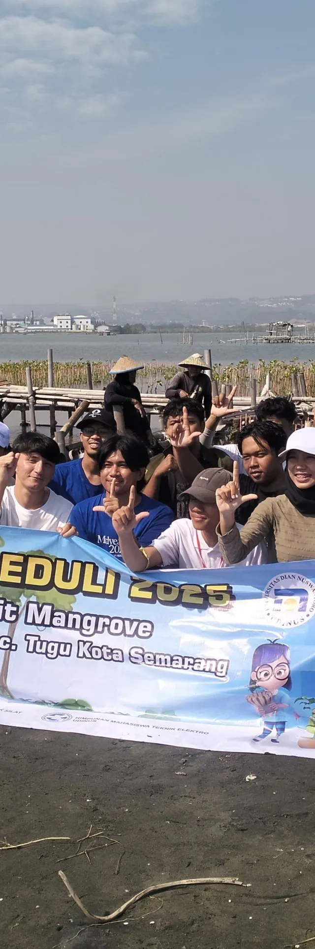 Wujud Cinta Lingkungan, Udinus Ajak Mahasiswa Baru Tanam 3.154 Bibit Mangrove di Mangunharjo