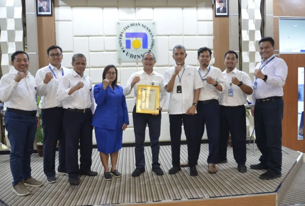 Foto Bersama Seluruh Jajaran dan Tim Laboran Udinus