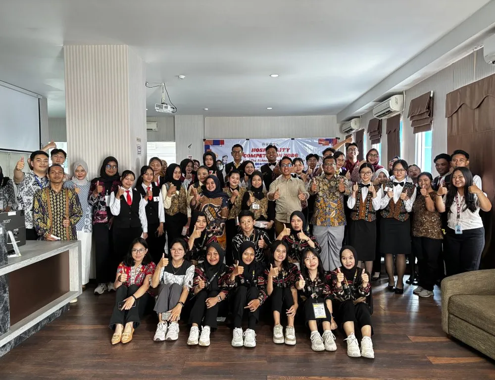 Foto bersama peserta dan juri lomba table set up Hoscomp 2026 di Udinus